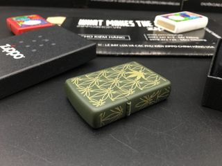 Zippo 29589 - Bật Lửa Màu Xanh Nhám Họa Tiết Lá - Quà Tặng Mỹ Nghệ Cao Cấp Cho Người Yêu Thích Thể Thao Và Du Lịch