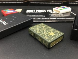 Zippo 29589 - Bật Lửa Màu Xanh Nhám Họa Tiết Lá - Quà Tặng Mỹ Nghệ Cao Cấp Cho Người Yêu Thích Thể Thao Và Du Lịch