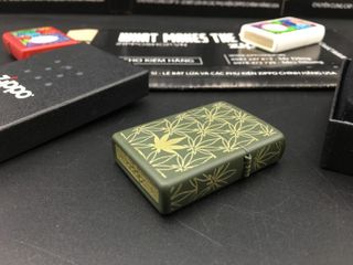 Zippo 29589 - Bật Lửa Màu Xanh Nhám Họa Tiết Lá - Quà Tặng Mỹ Nghệ Cao Cấp Cho Người Yêu Thích Thể Thao Và Du Lịch