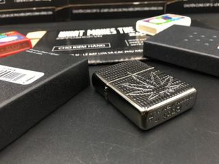 Zippo Armor 29612 - Bật Lửa Khắc Hình Lá Cần Sa Đen Băng - Quà Tặng Dành Cho Người Yêu Thích Cần Sa