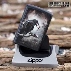 Zippo 28434 - Bật Lửa Matte Đen Họa Tiết Quạ Mắt Kính Goth - Quà Tặng Thú Vị Cho Fan Kinh Dị