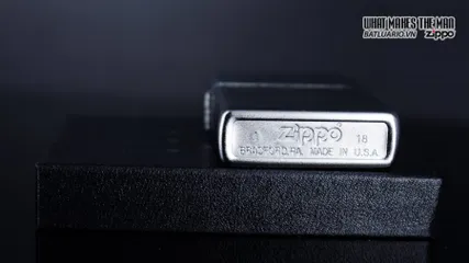 Zippo 29858 - Bật Lửa Satin Chrome Hình Skull Với Các Đường Kẻ - Quà Tặng Cho Người Mê Đồ Da Và Phong Cách Độc Đáo