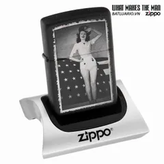 Bật Lửa Zippo 28533 - Bật Lửa Đen Mờ Hình Nữ Cầm Cờ, Quà Tặng Thú Vị Cho Fan Zippo