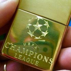 Zippo Khắc Logo UEFA Champions League 254B - Quà Tặng Cho Người Hâm Mộ Bóng Đá Chất Lượng Cao