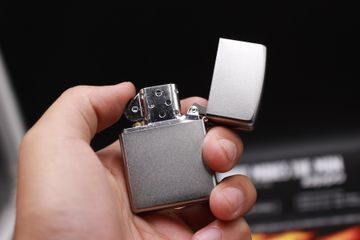 Bật Lửa Zippo Satin 205 - Bật Lửa Chống Xước Mạ Chrome, Thiết Kế Sang Trọng, Bảo Hành Trọn Đời, Quà Tặng Thú Vị cho Người Yêu Thích Zippo
