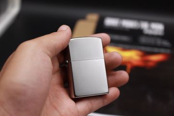 Bật Lửa Zippo Satin 205 - Bật Lửa Chống Xước Mạ Chrome, Thiết Kế Sang Trọng, Bảo Hành Trọn Đời, Quà Tặng Thú Vị cho Người Yêu Thích Zippo