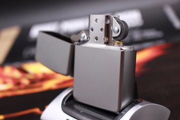 Bật Lửa Zippo Satin 205 - Bật Lửa Chống Xước Mạ Chrome, Thiết Kế Sang Trọng, Bảo Hành Trọn Đời, Quà Tặng Thú Vị cho Người Yêu Thích Zippo