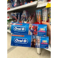 Kem đánh răng Oral-B Kids vị dâu an toàn cho trẻ em - Hình hoạt hình Elsa và Lightning McQueen, không cay, ngừa sâu răng hiệu quả
