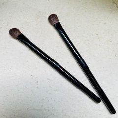 Cọ trang điểm YSL cao cấp - Tán nền mịn, sang trọng, chất lượng Pháp cho vẻ đẹp hoàn hảo, dễ dàng sử dụng, phù hợp mọi làn da.