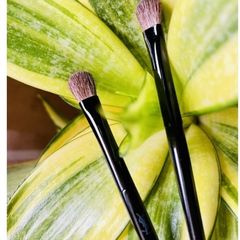 Cọ trang điểm YSL cao cấp - Tán nền mịn, sang trọng, chất lượng Pháp cho vẻ đẹp hoàn hảo, dễ dàng sử dụng, phù hợp mọi làn da.