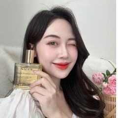 Dầu khô đa năng Nuxe Huile Prodigieuse 10ml - Dưỡng ẩm và làm mềm da tóc, phù hợp cho du lịch, với hương thơm quyến rũ từ thiên nhiên.