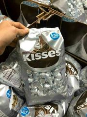 Kẹo Socola Hershey’s Kisses Sữa 1.58kg - Ngọt Ngào Mỹ Phẩm Sơn Màu Cho Dịp Tiệc và Quà Tặng