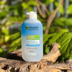 Nước Tẩy Trang Garnier SkinActive Simply Essentials 2in1 làm sạch sâu cho mặt & mắt, chiết xuất thực vật 200ml hàng Úc