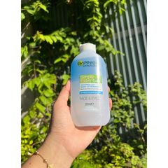 Nước Tẩy Trang Garnier SkinActive Simply Essentials 2in1 làm sạch sâu cho mặt & mắt, chiết xuất thực vật 200ml hàng Úc