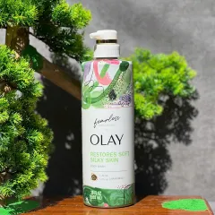 Sữa Tắm Olay Fearless Artist Series - Dưỡng Ẩm Da Mềm Mịn Hương Nha Đam & Hoa Cúc 591ml