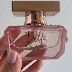 Nước hoa nữ Bloom by Delta Goodrem 30ml - Hương hoa thanh lịch, tươi mát với Yuzu và Hoa Đào - Quà tặng cho phái đẹp.