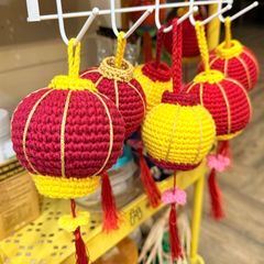 Đèn lồng mini làm bằng len trang trí không gian ngày Tết, móc chìa khóa hình chiếc đèn lồng bằng len