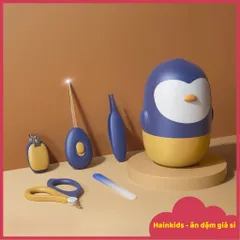 Bộ Dụng Cụ Bấm Móng, Lấy Ráy Tai Có Đèn LED, Kéo Cắt, Nhíp Gắp Gỉ Mũi, Dũa Móng Cho Bé 5 Chi Tiết Kèm Hộp Chim Cánh Cụt