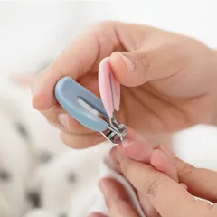 Bộ Dụng Cụ Bấm Móng, Lấy Ráy Tai Có Đèn LED, Kéo Cắt, Nhíp Gắp Gỉ Mũi, Dũa Móng Cho Bé 5 Chi Tiết Kèm Hộp Chim Cánh Cụt