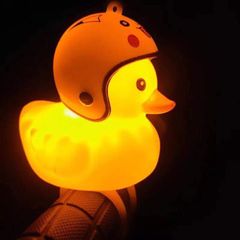 Vịt Vàng Gắn Xe Đội Nón Bảo Hiểm - Đồ Chơi Phát Sáng LED và Bóp Kêu Dành Cho Bé - Quà Tặng Dễ Thương