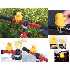 Vịt Vàng Gắn Xe Đội Nón Bảo Hiểm - Đồ Chơi Phát Sáng LED và Bóp Kêu Dành Cho Bé - Quà Tặng Dễ Thương