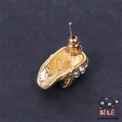 Khuyên tai đầu lâu Gothic thời trang với đá pha lê - Trang sức độc đáo cho tín đồ yêu thích phong cách cá tính.