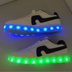 Giày Trắng Đèn LED Phát Sáng 7 Màu, Kẻ Vạch Đen - Phong Cách Độc Đáo, Thời Trang Nam Nữ - 8 Chế Độ Ánh Sáng ấn Tượng