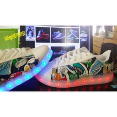 Giày Phát Sáng Gradient Graffiti 7 Màu LED - Giày Thời Trang Nam Nữ Phát Sáng Đựng Sạc Đi Kèm, Chống Nước, Đế Chắc Chắn