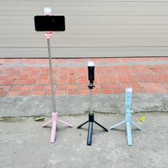 Gậy Chụp Hình Selfie Tripod R1 - Gậy Bluetooth Với Thiết Kế 3 Chân, Độ Dài 70cm, Chụp Ảnh Đẹp Từ Mọi Góc Độ