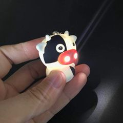 Móc Khóa Phát Sáng LED Có Nhạc Hình Bò Sữa Đáng Yêu - Móc Khóa Đèn Pin 3 in 1 Thú Vị Cho Fan Cá Tính
