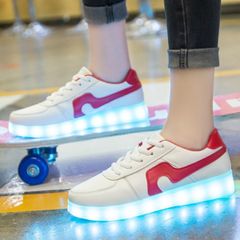 Giày Đèn LED Phát Sáng 7 Màu Kẻ Vạch Cong Đỏ - Giày Thời Trang Nam Nữ Độc Đáo, 8 Chế Độ Chiếu Sáng, Phong Cách Hiện Đại