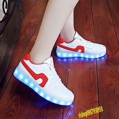 Giày Đèn LED Phát Sáng 7 Màu Kẻ Vạch Cong Đỏ - Giày Thời Trang Nam Nữ Độc Đáo, 8 Chế Độ Chiếu Sáng, Phong Cách Hiện Đại