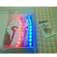 Giày Đèn LED Phát Sáng 7 Màu Kẻ Vạch Cong Đỏ - Giày Thời Trang Nam Nữ Độc Đáo, 8 Chế Độ Chiếu Sáng, Phong Cách Hiện Đại