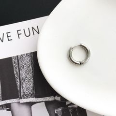 Khuyên Tai Titan Dày 2.5mm Không Gỉ Unisex - Phụ Kiện Hàn Quốc Cá Tính, Độc Đáo, Phù Hợp Mọi Trang Phục