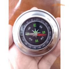 La bàn mini phong thủy đa năng - Chỉ phương hướng, lý tưởng cho phượt thủ và du lịch, chất liệu kim loại bền đẹp, đường kính 75mm.