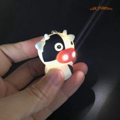 Móc Khóa Đèn LED Phát Sáng Hình Bò Sữa Ngộ Nghĩnh - Móc Khóa Âm Thanh Dễ Thương Cho Fan Bò Sữa