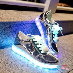 Giày Thể Thao Đèn LED Phát Sáng 3 Vạch - 8 Chế Độ Nhấp Nháy Màu, Dây Giày Thời Trang Cho Nam Nữ, Sự Lựa Chọn Xu Hướng Mùa Hè