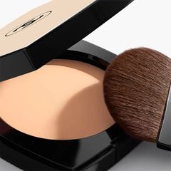 Phấn Phủ Hiệu Ứng Căng Mịn Chanel Les Beiges Healthy Glow Sheer Powder 12g Tone B20 - Trang Điểm Rạng Rỡ Từ Thương Hiệu Nổi Tiếng