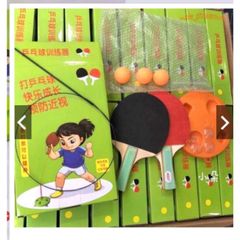 Bộ đồ chơi bóng bàn phản xạ - Phát triển kỹ năng vận động cho trẻ nhỏ với 2 vợt và 3 bóng bàn đặc biệt, sản phẩm thể thao giải trí tuyệt vời.