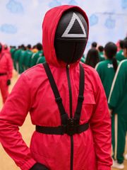 Mặt Nạ Lính Gác Squid Game - Phụ Kiện Halloween Hoàn Hảo Cho Team Building và Cosplay Trò Chơi Con Mực