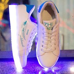 Giày Phát Sáng LED Màu Trắng Họa Tiết Lông Vũ Xanh Hàn Quốc - Giày Thời Trang Đa Năng, Phát Sáng 7 Màu Cho Nam Nữ