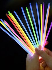 Hộp 100 Que Phát Sáng Đa Màu và 100 Đầu Nối Vòng Tay MERCA - Phụ Kiện Tiệc Tùng Sáng Tạo, Món Quà Thú Vị Cho Các Hoạt Động Ngoài Trời
