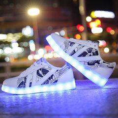 Giày Phát Sáng Màu Trắng Họa Tiết Đen - 7 Màu LED Thời Trang Unisex, Dây Giày Tặng Kèm - Phù Hợp Party, Sự Kiện, Nhảy Nhóm
