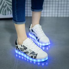 Giày Phát Sáng Màu Trắng Họa Tiết Đen - 7 Màu LED Thời Trang Unisex, Dây Giày Tặng Kèm - Phù Hợp Party, Sự Kiện, Nhảy Nhóm