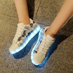 Giày Phát Sáng Màu Trắng Họa Tiết Đen - 7 Màu LED Thời Trang Unisex, Dây Giày Tặng Kèm - Phù Hợp Party, Sự Kiện, Nhảy Nhóm
