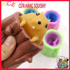 SÓC NÂU TRỐN TRONG GỐC CÂY Squishy Mochi - Đồ Chơi Thư Giãn Dễ Thương, Giải Tỏa Stress, Món Quà Tuyệt Vời Cho Trẻ Em Và Người Lớn