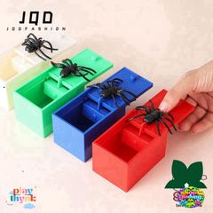 Hộp Sợ Nhện Trò Đùa - Quà Tặng Cá Tháng Tư Vui Nhộn, Đồ Chơi Nhựa Giật Gân, Kích Thước 7.6x5.3cm, Màu Sắc Ngẫu Nhiên
