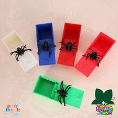 Hộp Sợ Nhện Trò Đùa - Quà Tặng Cá Tháng Tư Vui Nhộn, Đồ Chơi Nhựa Giật Gân, Kích Thước 7.6x5.3cm, Màu Sắc Ngẫu Nhiên