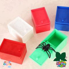 Hộp Sợ Nhện Trò Đùa - Quà Tặng Cá Tháng Tư Vui Nhộn, Đồ Chơi Nhựa Giật Gân, Kích Thước 7.6x5.3cm, Màu Sắc Ngẫu Nhiên