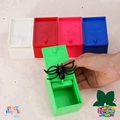 Hộp Sợ Nhện Trò Đùa - Quà Tặng Cá Tháng Tư Vui Nhộn, Đồ Chơi Nhựa Giật Gân, Kích Thước 7.6x5.3cm, Màu Sắc Ngẫu Nhiên
